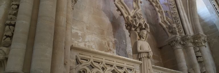 El único ángel que se ríe de todos los que aparecen en el triforio de la catedral de Cuenca.