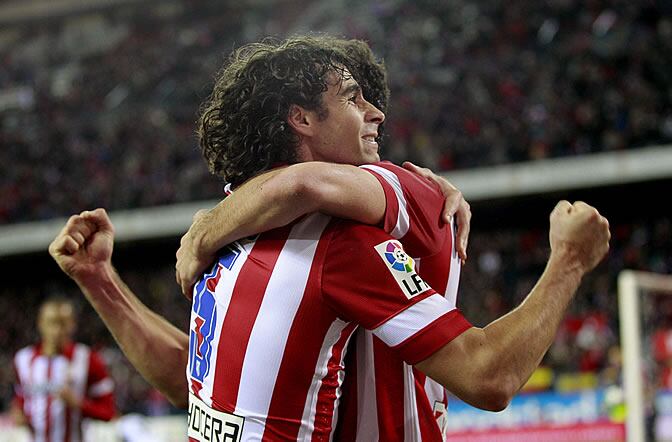 Raúl García es felicitado por el portugués Tiago tras marcar el segundo gol ante el Valencia