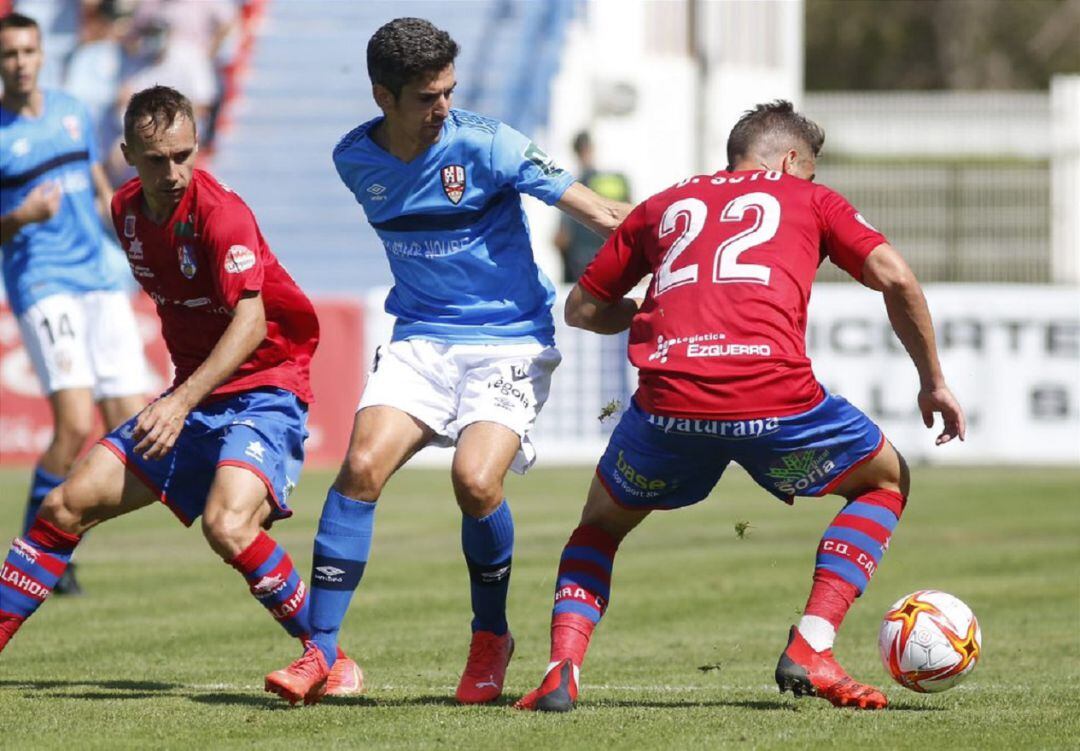 Alfaro pelea una pelota a Soto.