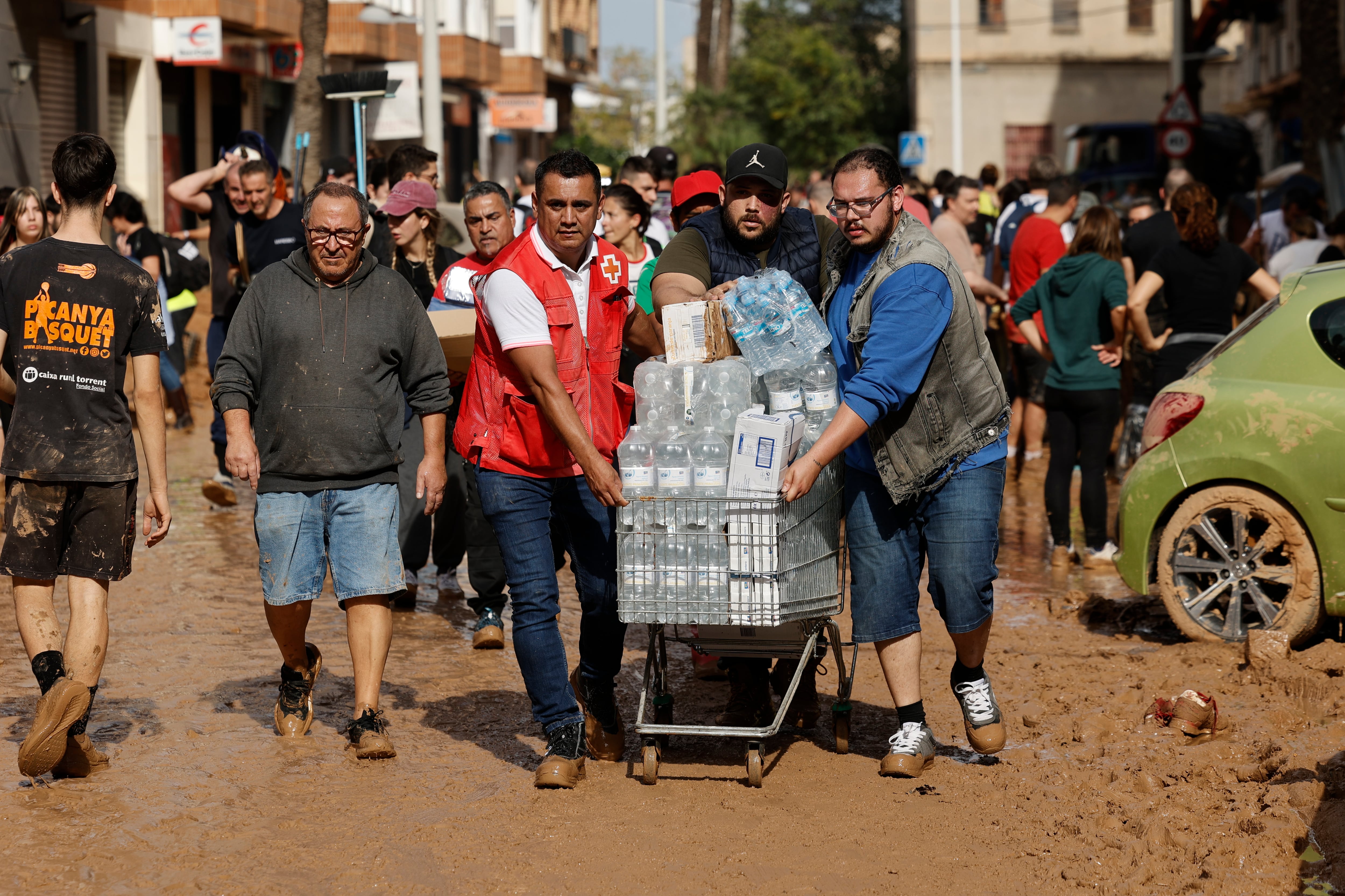 PAIPORTA, 01/11/2024.- Reparto de agua embotellada y víveres en la localidad de Paiporta, este viernes. Las víctimas mortales en la provincia de Valencia a causa de la devastadora dana ha aumentado este viernes hasta las 205, según el último recuento facilitado por el Centro de Emergencias de la Generalitat Valenciana. EFE/Biel Aliño
