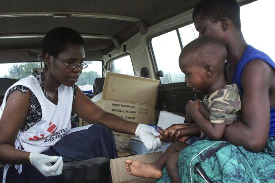 XKL01 CHIKAWAWA (MALAUI), 16/01/2015.- Una sanitaria de Médicos Sin Fronteras, realiza una cura a un niño en el campo para desplazados internos de Sekeni en Nchalo, Malaui, hoy, 16 de enero de 2015. Al menos 48 personas han muerto y unas 70.000 han tenido