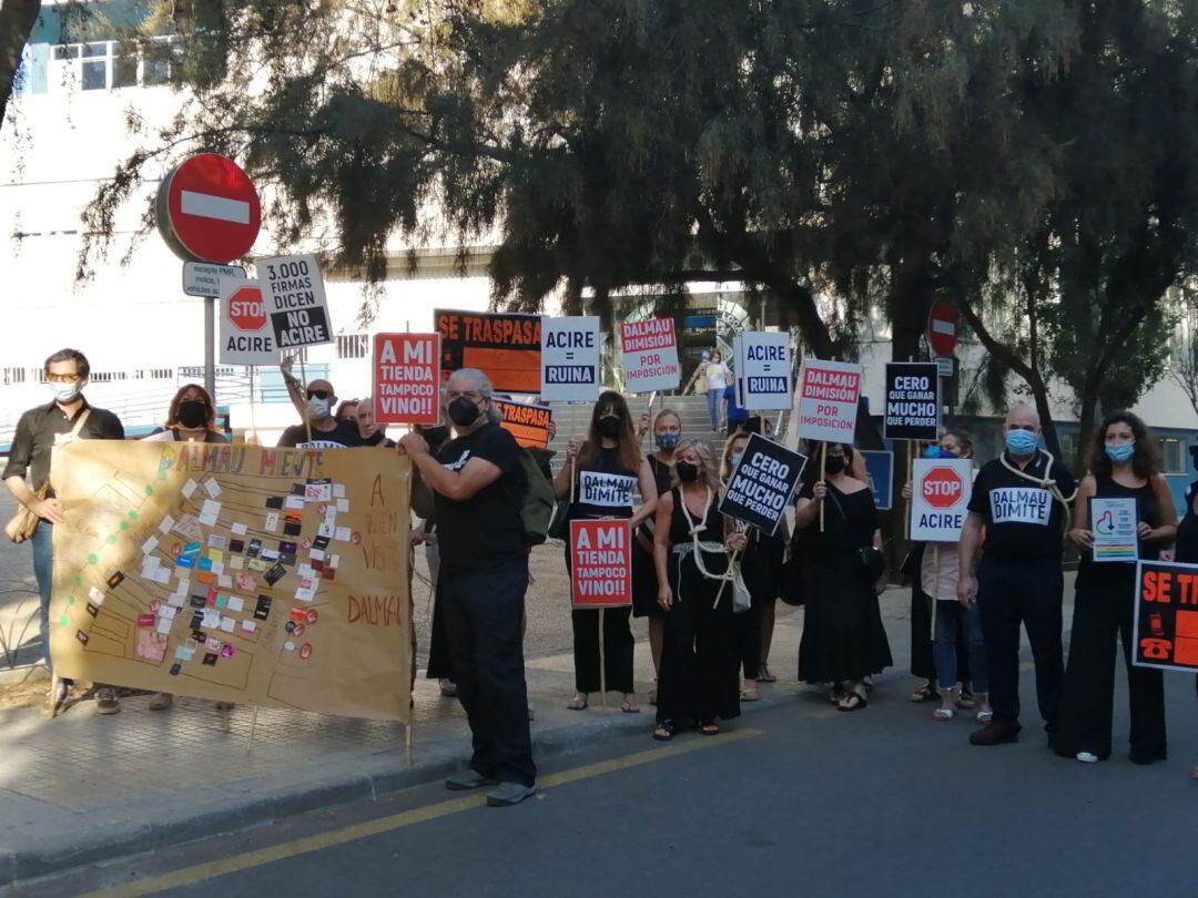 Vecinos de las calles Bonaire, Santa Maria del Sepulcre y las adyacentes se concentran para exigir la dimisión del regidor de Movilidad de Palma, Francesc Dalmau.