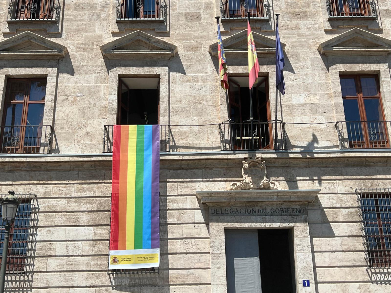 Fachada de la Delegación de Gobierno de la Comunitat Valenciana con la bandera LGTBI