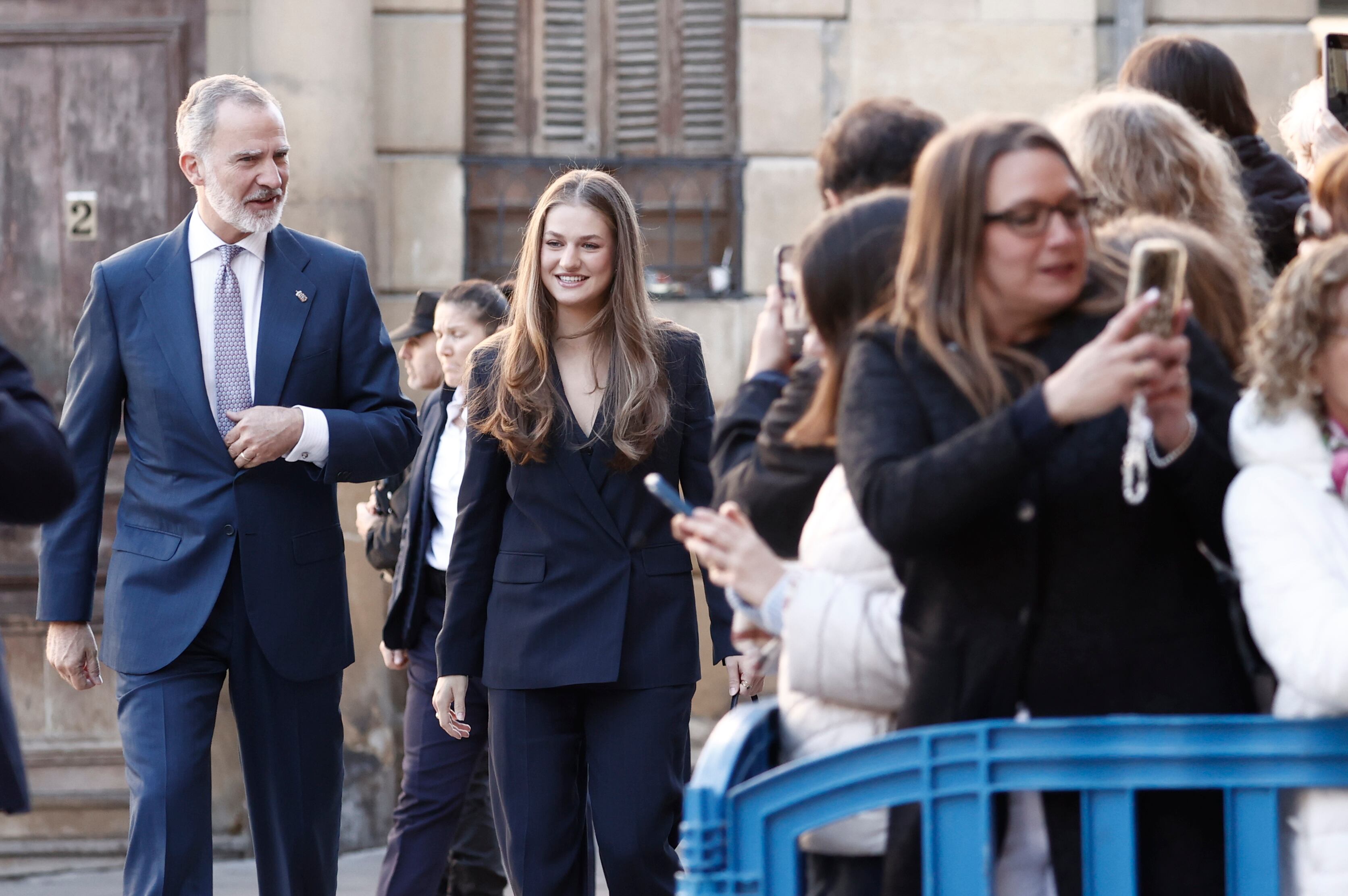 La princesa Leonor (2i) y el rey Felipe VI (i) a su llegada este viernes a Pamplona, Navarra, en el primer viaje oficial de la heredera de la Corona a la Comunidad Foral y con el que quiere subrayar su vínculo a través del título que ostenta de princesa de Viana, que fue creado hace 602 años
