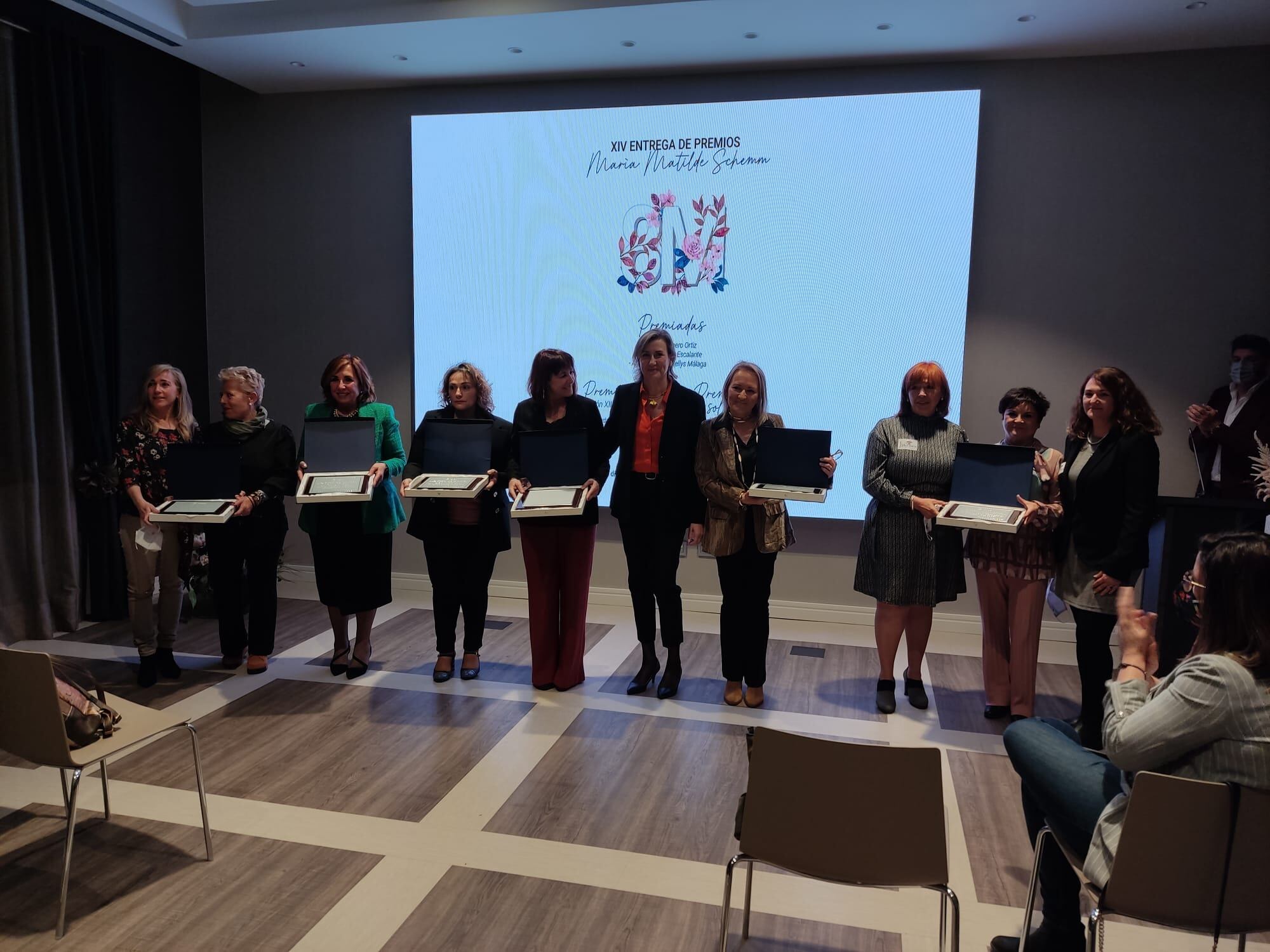 Foto de familias con las reconocidas de las últimas dos ediciones de estos galardones