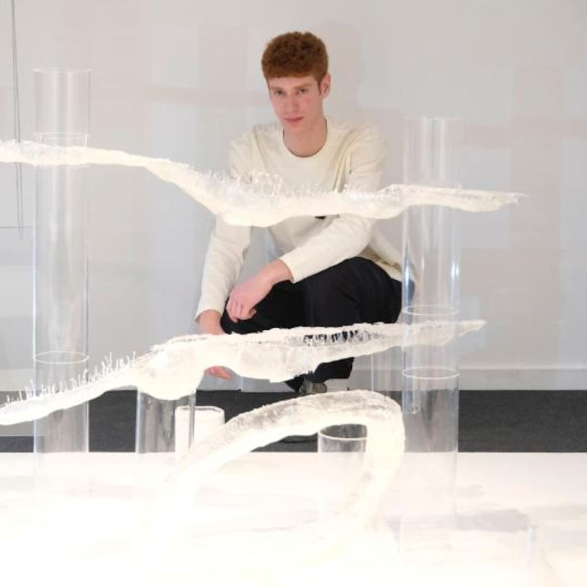 Álvaro Morón explora la memoria del territorio a través de la teja, la cal y el agua