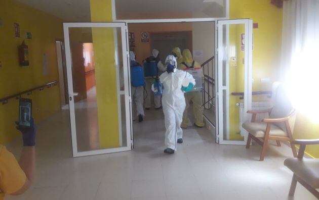 Trabajadores de Geacam desinfectando el interior de una residencia de mayores