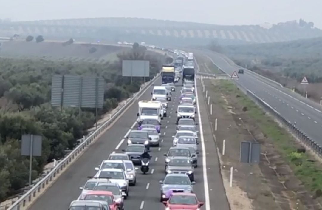 Caravana de vehículos en Jaén contra el &quot;maltrato político&quot; a la provincia.