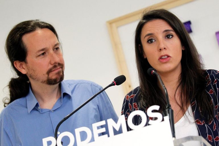 El secretario general de Podemos, Pablo Iglesias, y la portavoz parlamentaria, Irene Montero, durante su comparecencia en rueda de prensa, en la que han anunciado que someterán sus cargos a la decisión de los inscritos de Podemos,. EFE. Victor Lerena