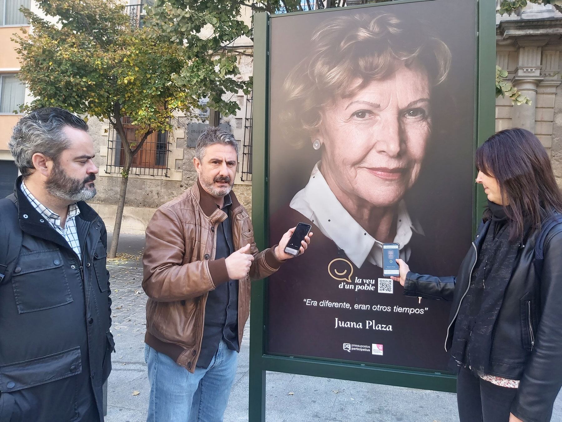 Raül Llopis, Toni Miranda y Teresa Sanjuan, prueban con el móvil acercar la cámara al código QR