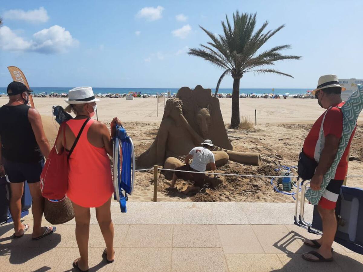 Encuentro de grandes esculturas de arena en la playa de Gandia