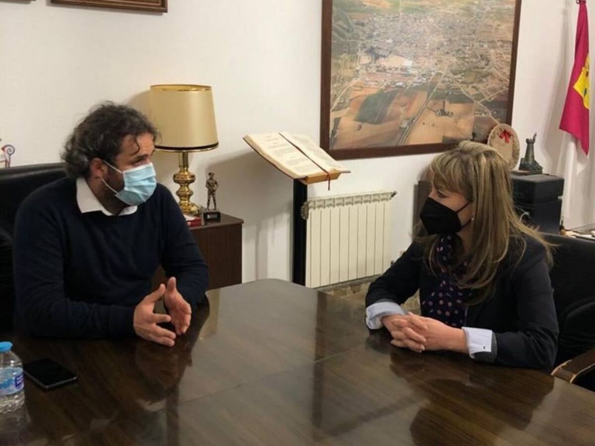 La delegada de Bienestar Social en Cuenca visita las nuevas viviendas tuteladas de Mota del Cuervo