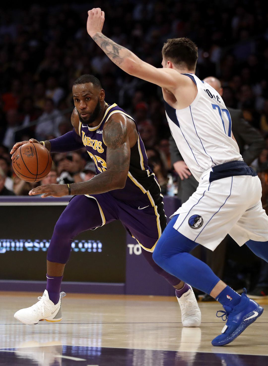 LeBron y Doncic en el partido entre Lakers y Dallas