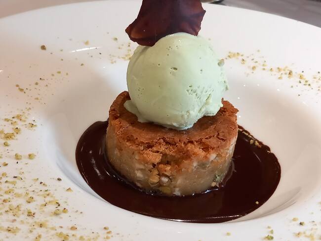Brownie de chocolate blanco con helado de pistacho