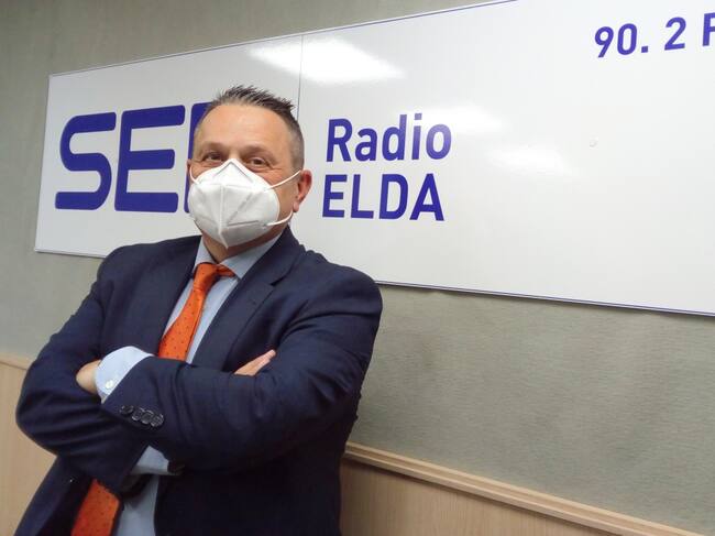 Imagen de Paco Sánchez en el estudio de Radio Elda SER