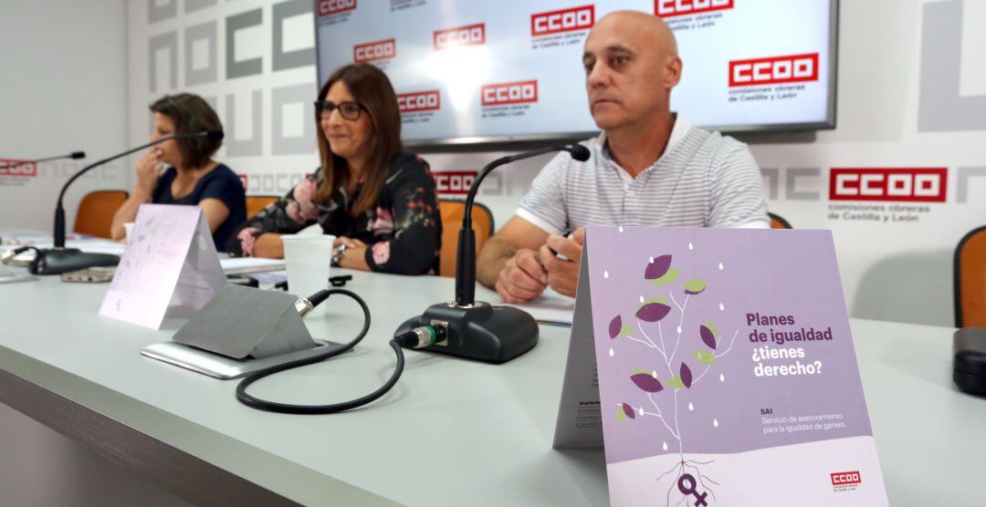 La secretaria de Mujer y Políticas de Igualdad de CCOO en Castilla y León, Yolanda Martín (C); el secretario de Acción Sindical de CCOO en la Comunidad, Fernando Fraile; y la técnica de la Secretaría de la Mujer y Políticas de Igualdad del sindicato, Elena Pinilla, presentan la campaña informativa sobre los planes de igualdad