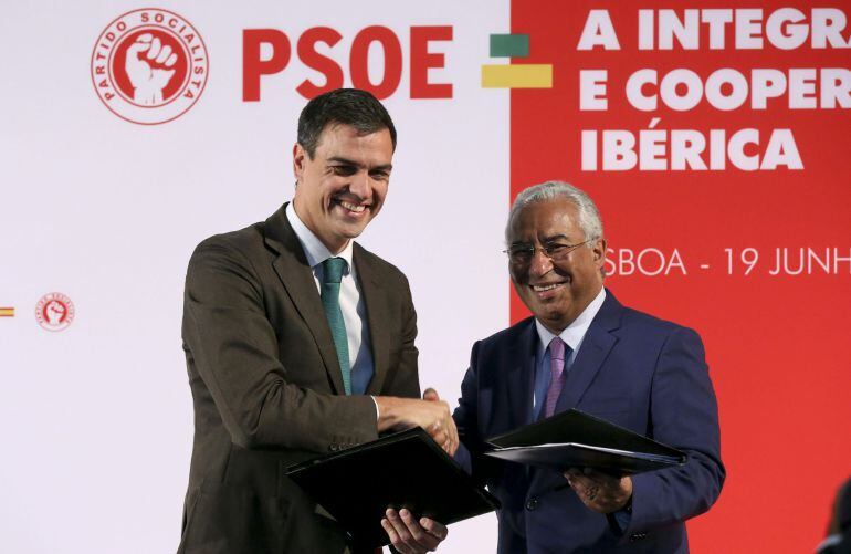 El secretario general del PSOE, Pedro Sánchez, y el secretario general del PS portugués, António Costa.