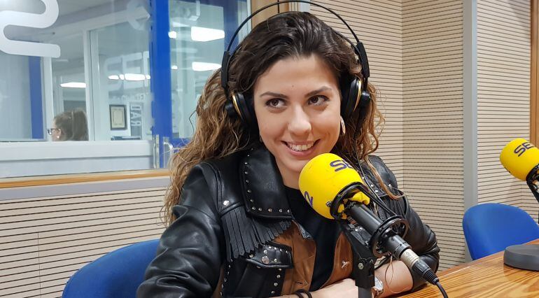 Míriam en el estudio de Radio Club Tenerife (Cadena SER)