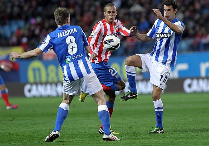 João Miranda lucha un balón con Xabi Prieto y Asier Illarramendi