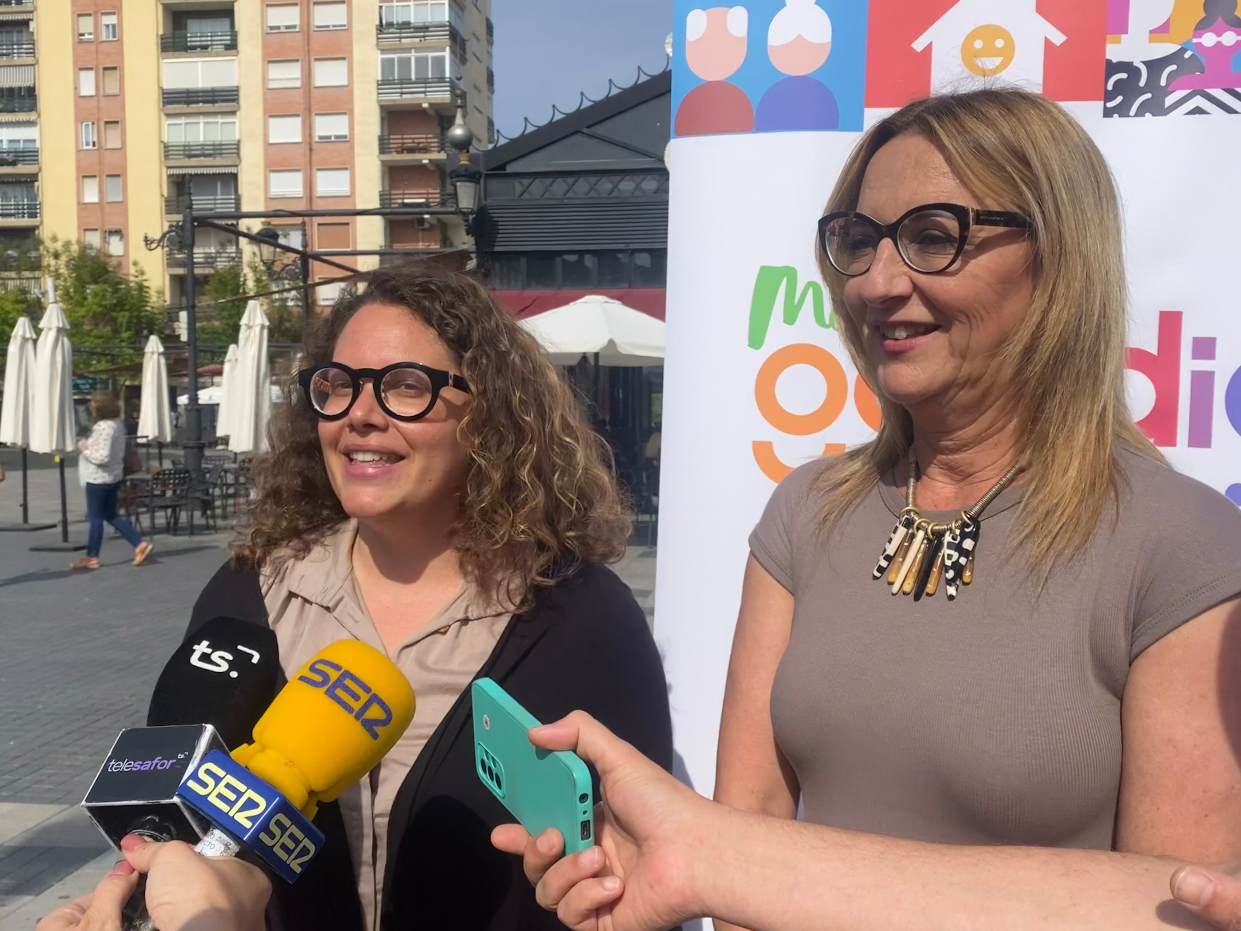 Alícia Izquierdo y María Josep Amigó atendiendo al Grupo Radio Gandia.