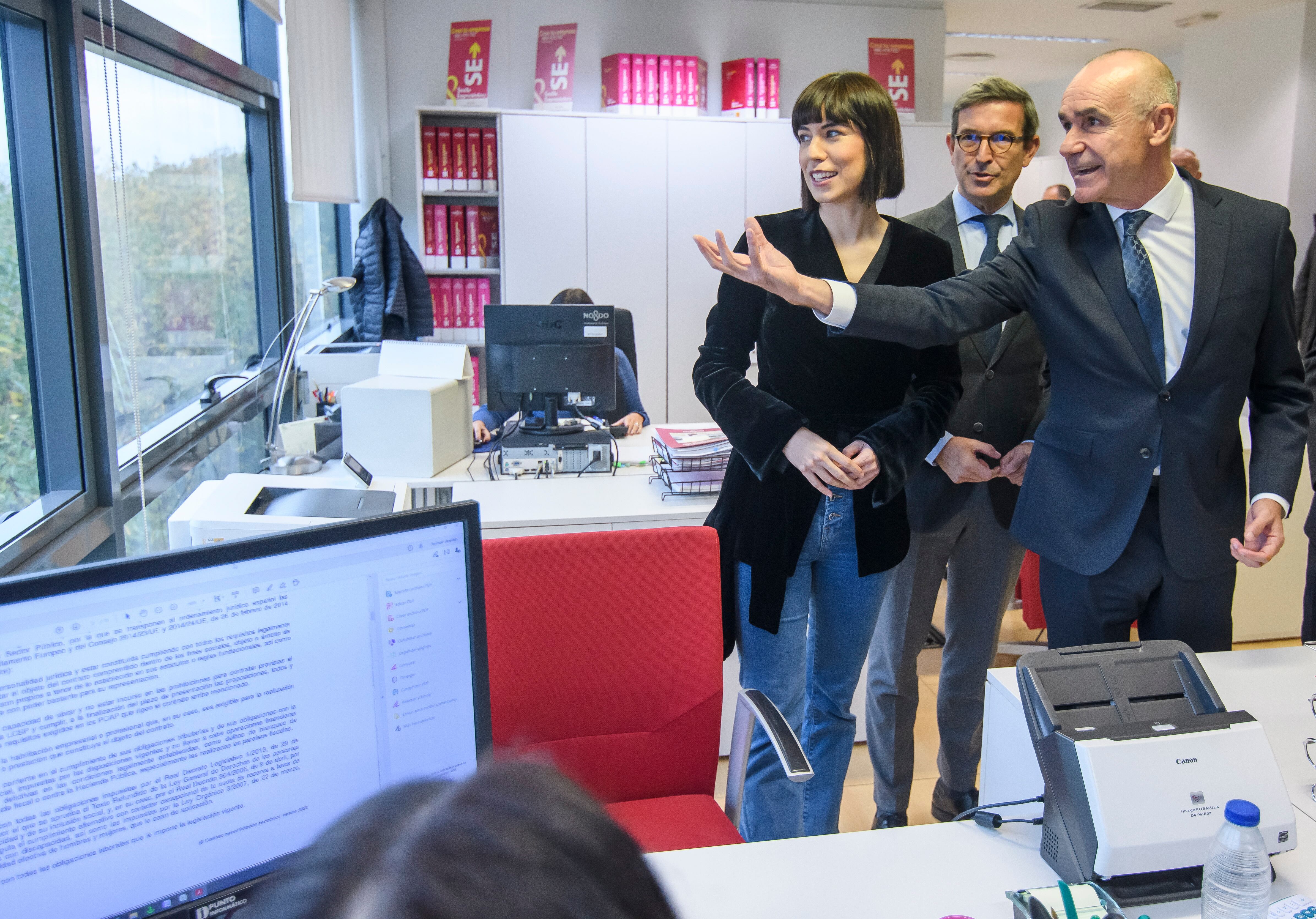 SEVILLA, 07/12/2022.- La ministra de Ciencia e Innovación, Diana Morant, el alcalde de Sevilla, Antonio Muñoz, y el consejero andaluz de Política Industrial, Jorge Paradela, durante su visita  al edificio del Centro de Recursos Empresariales Avanzados (CREA), donde se ubicará la sede de la futura Agencia Espacial Española (AEE), dos días después de que el Gobierno decidiera que se instalara en la capital sevillana. EFE/ Raúl Caro