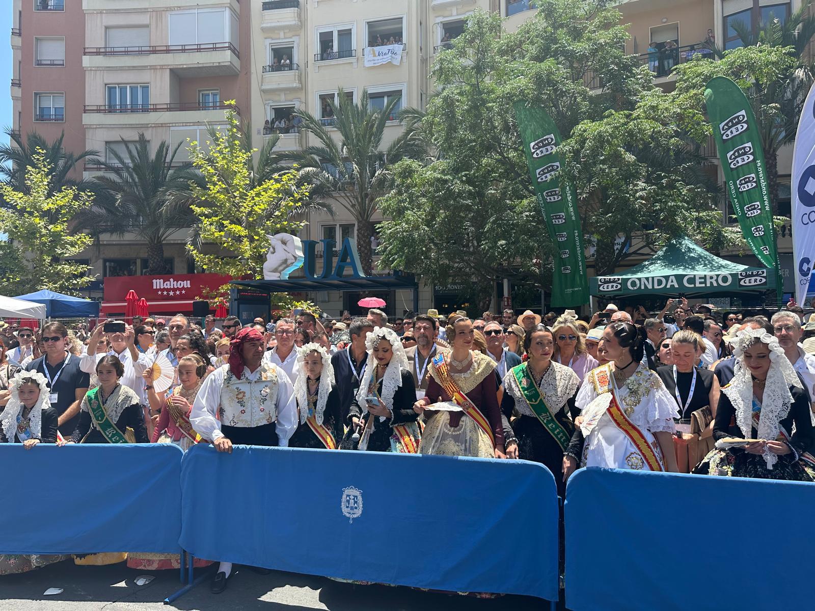 Las Belleas del Foc leyendo un emotivo mensaje antes de la mascletá en el homenaje a Pedro Luis Sirvent