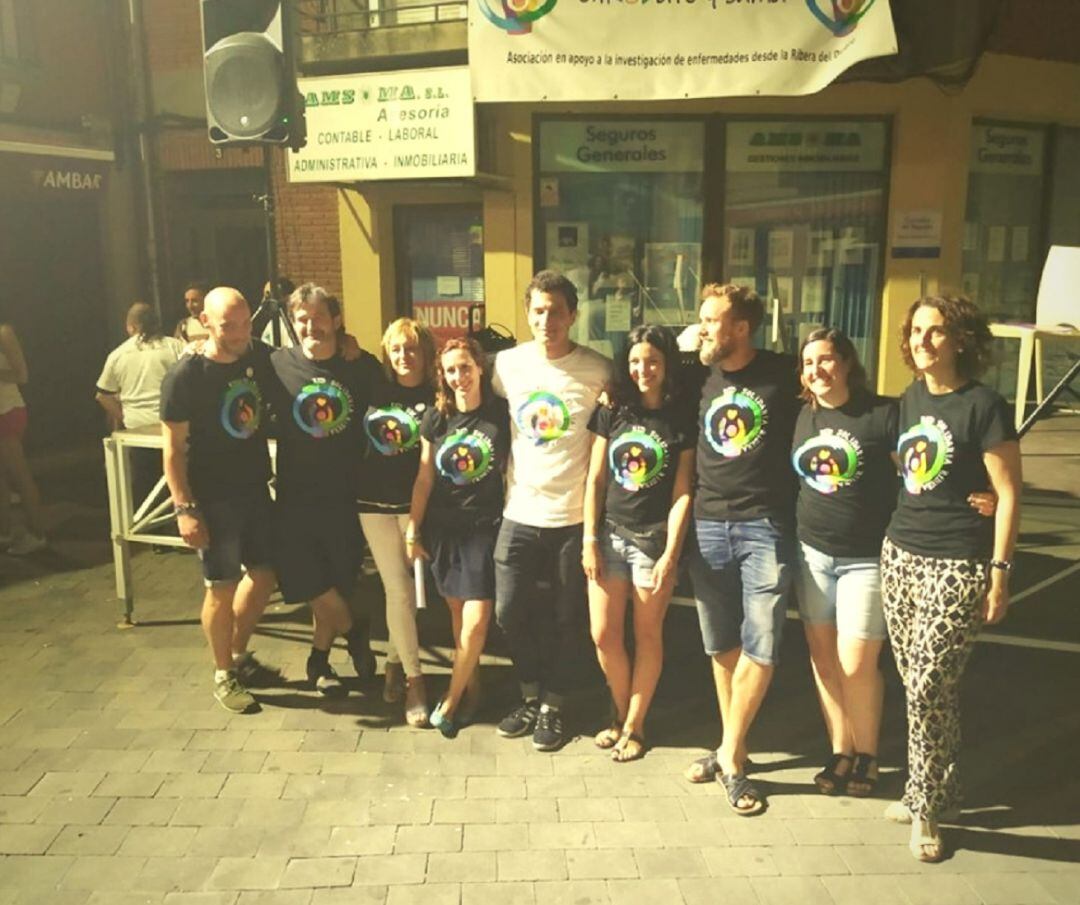 Los organizadres posan con el actor Álvaro Quintana (de blanco)