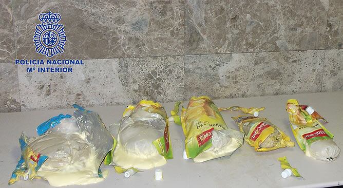 Detenida en Barajas por querer introducir cocaína en España camuflada en 'bricks' de salsa picante, mayonesa y mermelada de fresa