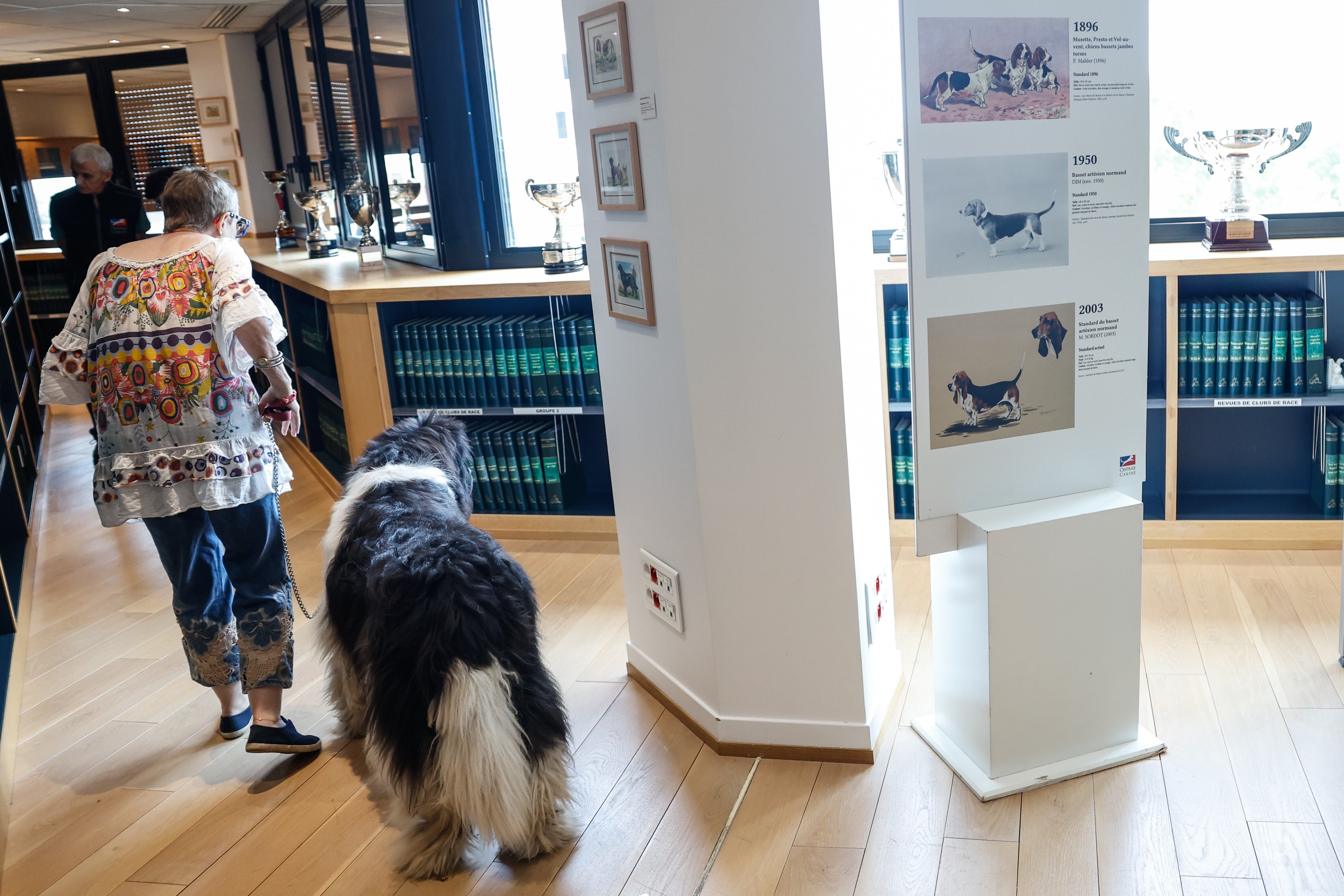 Una visitante y su perro en el museo canino.
