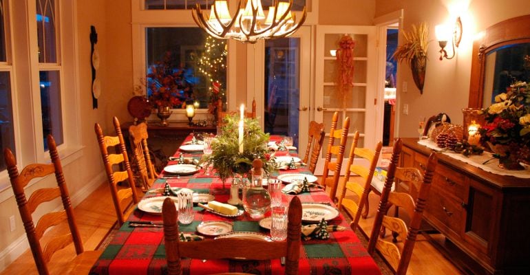 Mesa de una comida de Navidad