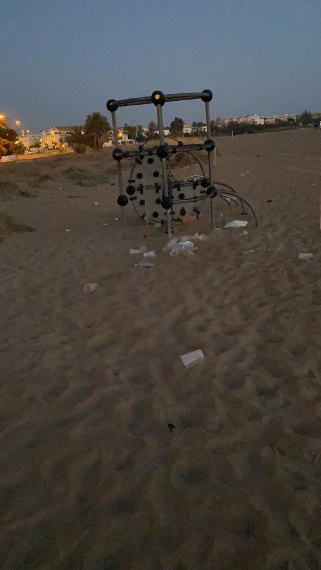 Restos de botellón en playa de Dénia.