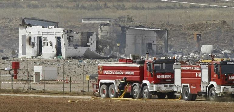 GRA247. ZARAGOZA, 31/08/2015- Bomberos de Zaragoza tratan de apagar el fuego declarado tras la explosión registrada en la empresa Pirotecnia Zaragozana, situada en Garrapinillos, un barrio de la capital aragonesa en la que cuatro personas se encuentran de