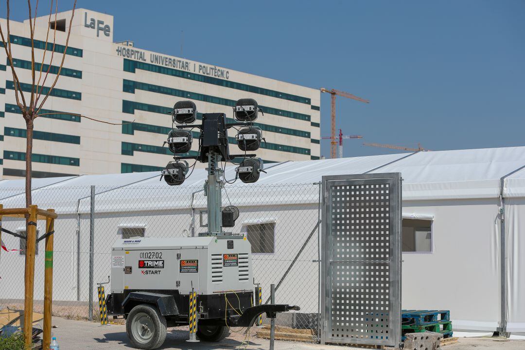 Hospital provisional ubicado en el exterior del hospital La Fe de València. 