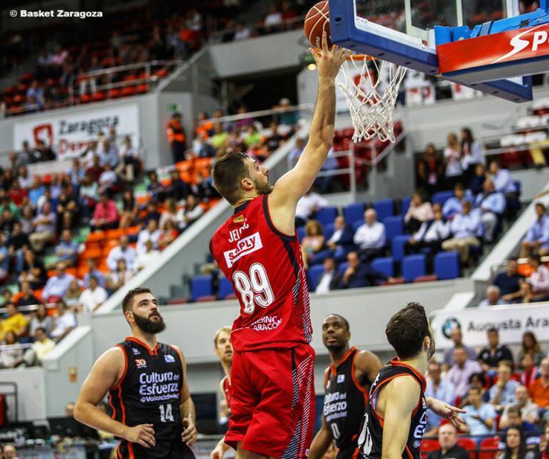 Jelovac anotando a canasta en el partido frente al Valencia Basket