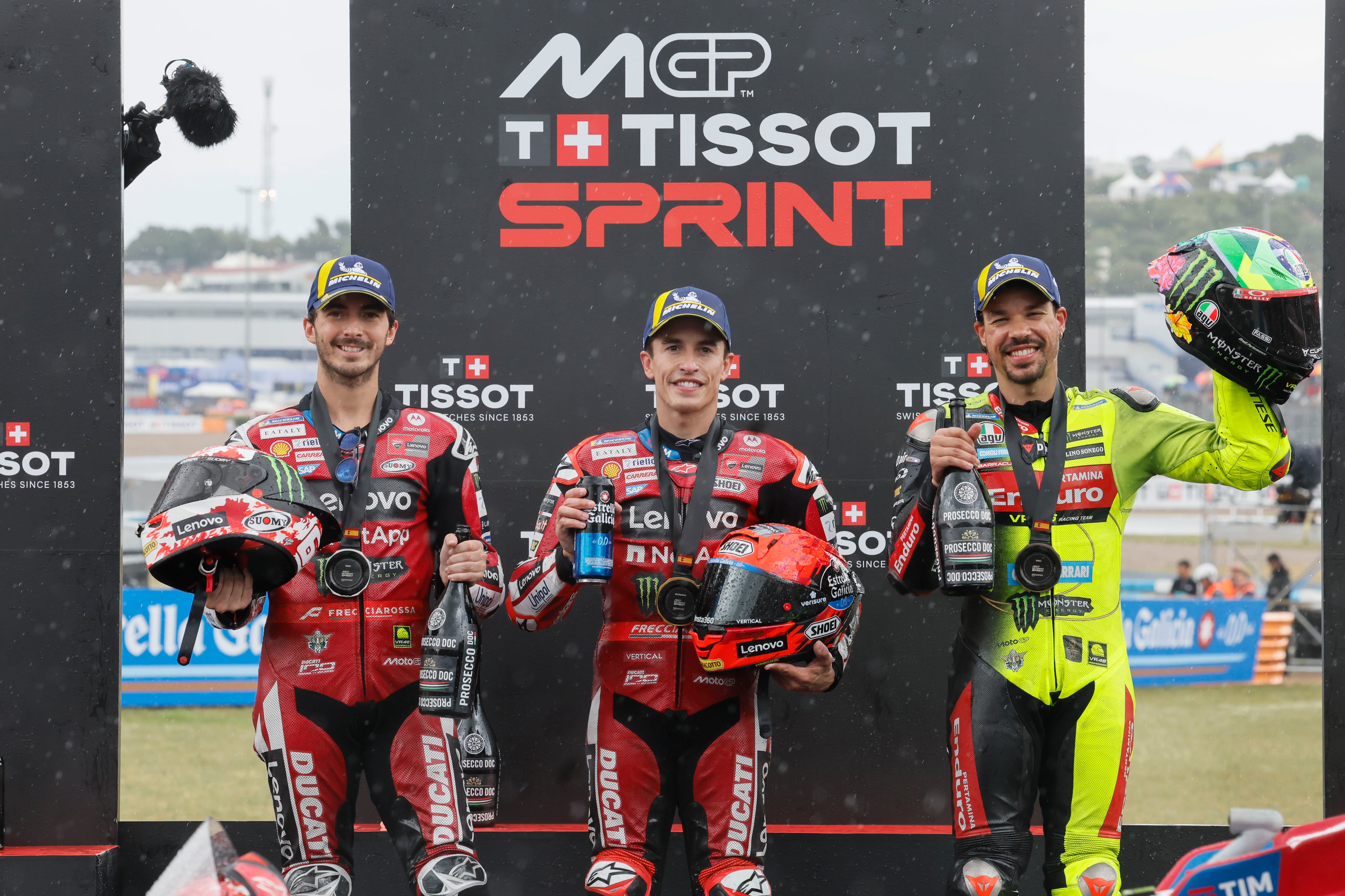 El piloto español de MotoGP Marc Márquez, Ducati Lenovo Team, celebra su victoria junto a su compañero Francesco Bagnaia (i), segundo, y el tercero Franco Morbidelli (d), Pertamina Enduro VR46 Racing Team, tras la carrera de esprint del Gran Premio de España que se disputa el domingo en el circuito de Jerez de la Frontera. EFE/Román Rios