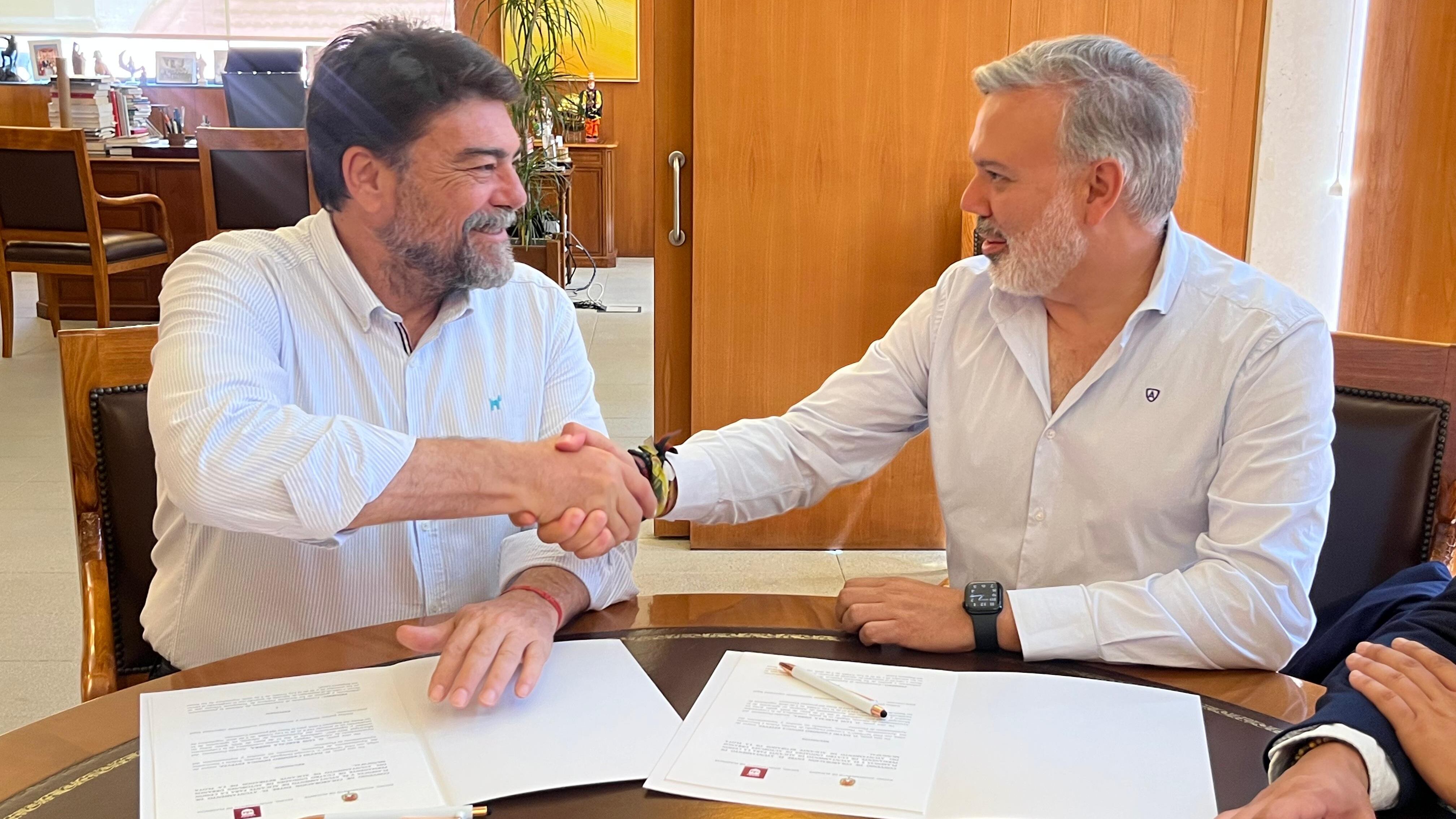 El alcalde de Alicante, Luis Barcala junto a Fernando Pizarro, alcalde de Plasencia firmando la concesión de cuatro autobuses de línea para la ciudad extremeña