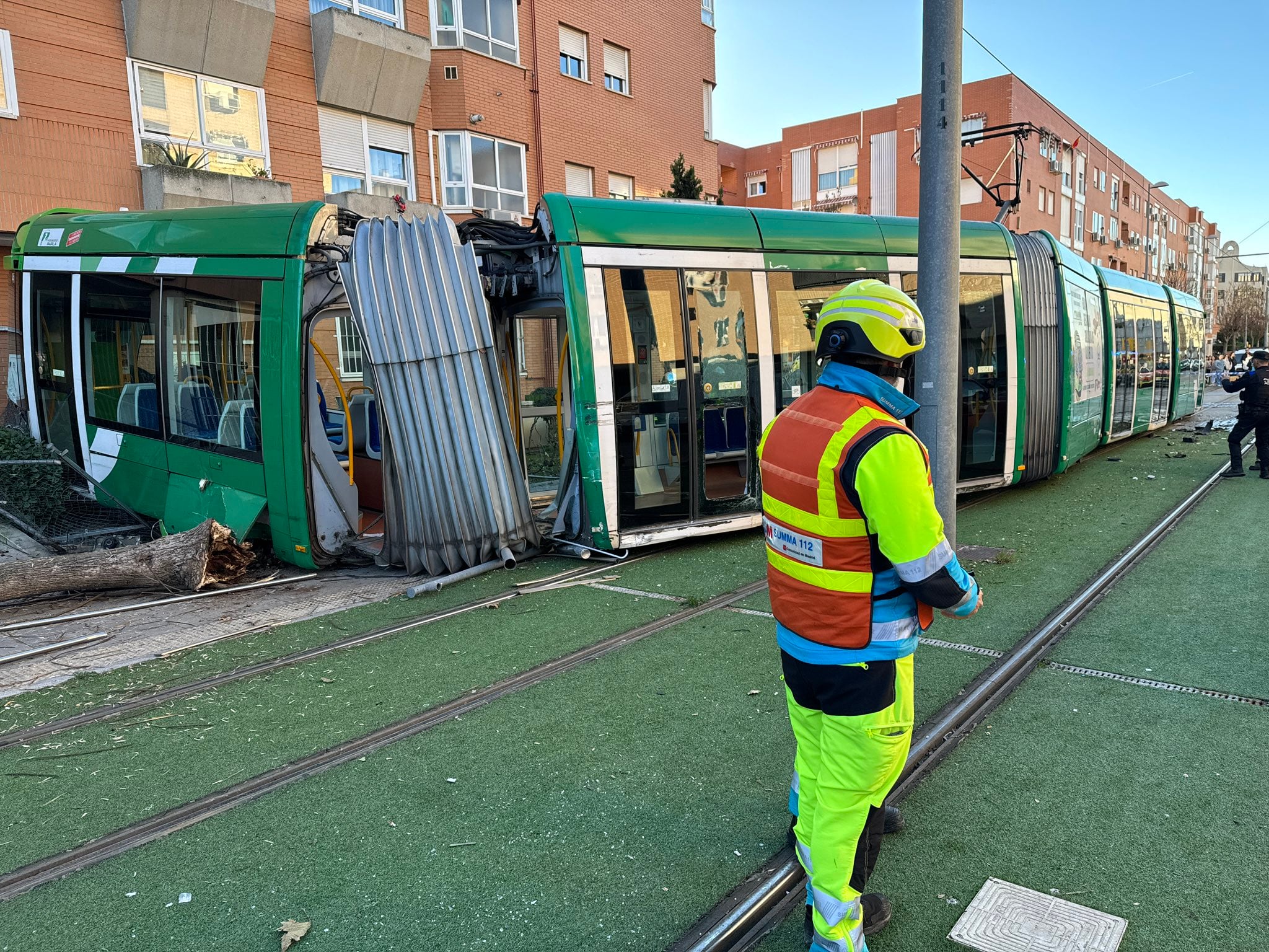 Imágenes del tranvía de Parla que ha descarrilado después de colisionar con una furgoneta.