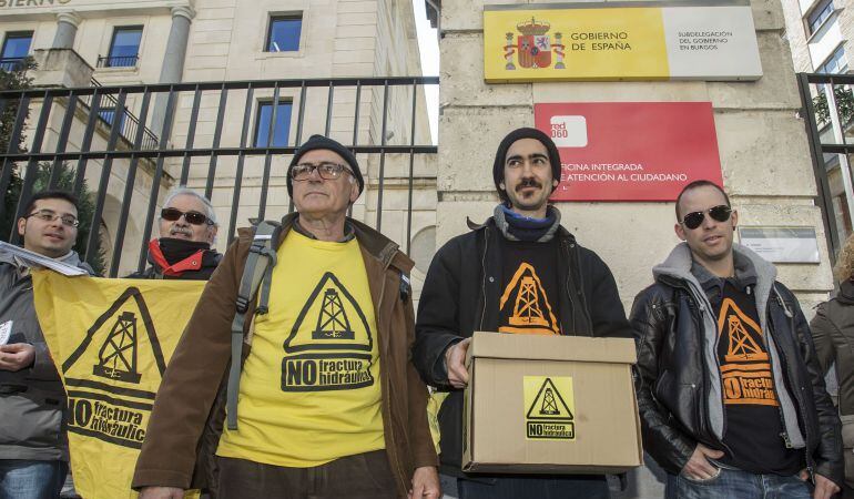 Integrantes de las asambleas contra el &#039;fracking&#039; de Burgos, Cantabria y Bizkaia presentaron conjuntamente, el 19 de febrero de 2015, las alegaciones contra el permiso de investigación Angosto-1 de la Sociedad de Hidrocarburos de Euskadi (SHESA), que afec