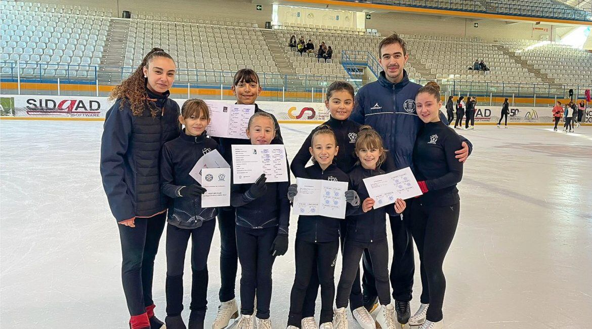 Las patinadoras acompañadas de sus entrenadores