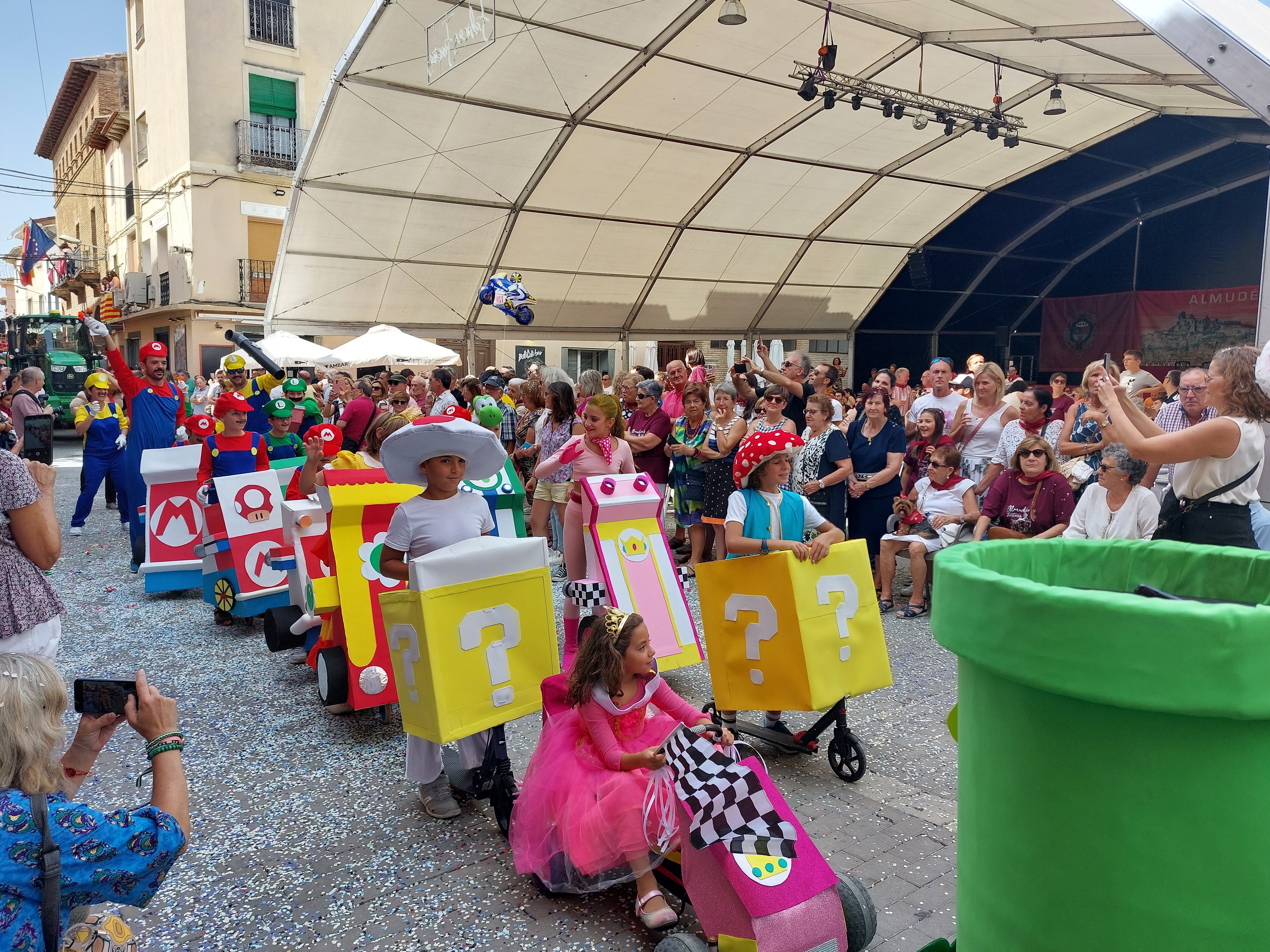 Las carrozas han sido protagonistas del comienzo de las fiestas de Almudévar