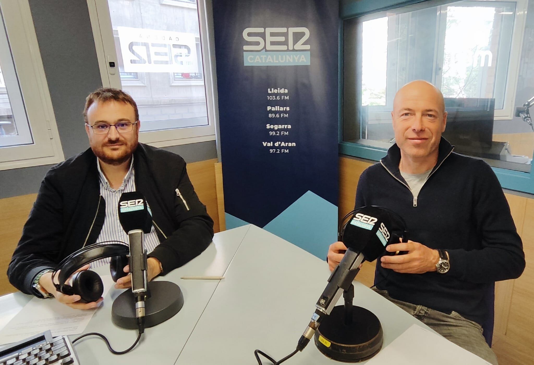 Un moment de l'entrevista a Ràdio Lleida dels alcaldes Gerard Sabarich, de Rialp, i Jordi Navarra, de Sant Esteve de la Sarga.