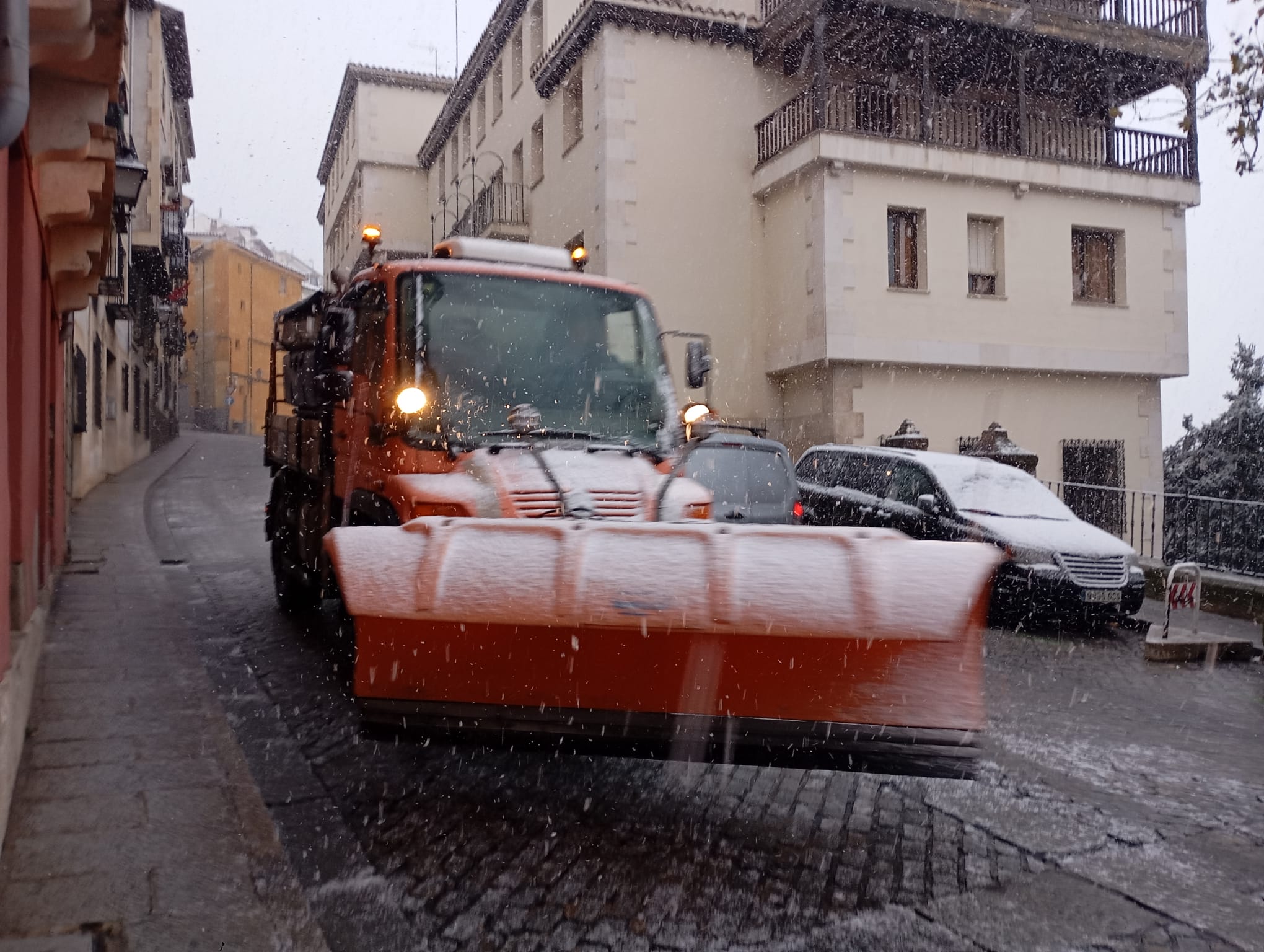Máquina quitanieves en el casco antiguo de Cuenca.