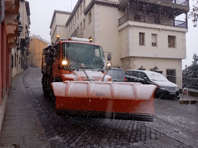 Máquina quitanieves en el casco antiguo de Cuenca.