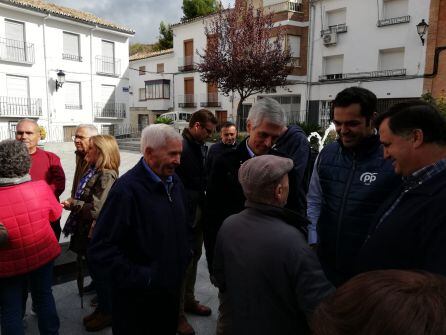 Suárez y Requena en el paseo electoral por Chilluevar