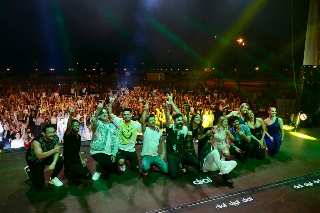 Los artistas en el escenario al final del concierto de Dial al sol