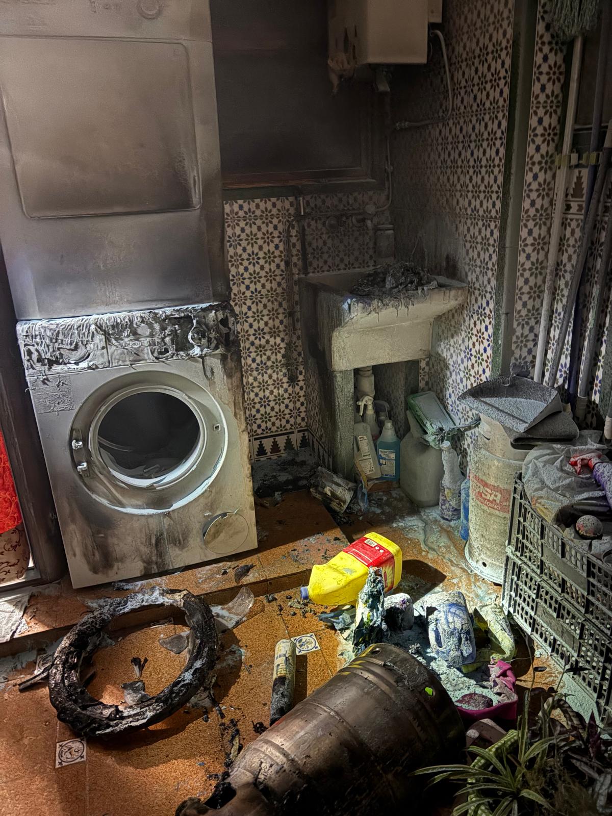 Imagen del interior de la vivienda incendiada en la calle Salsipuedes de Jaén.