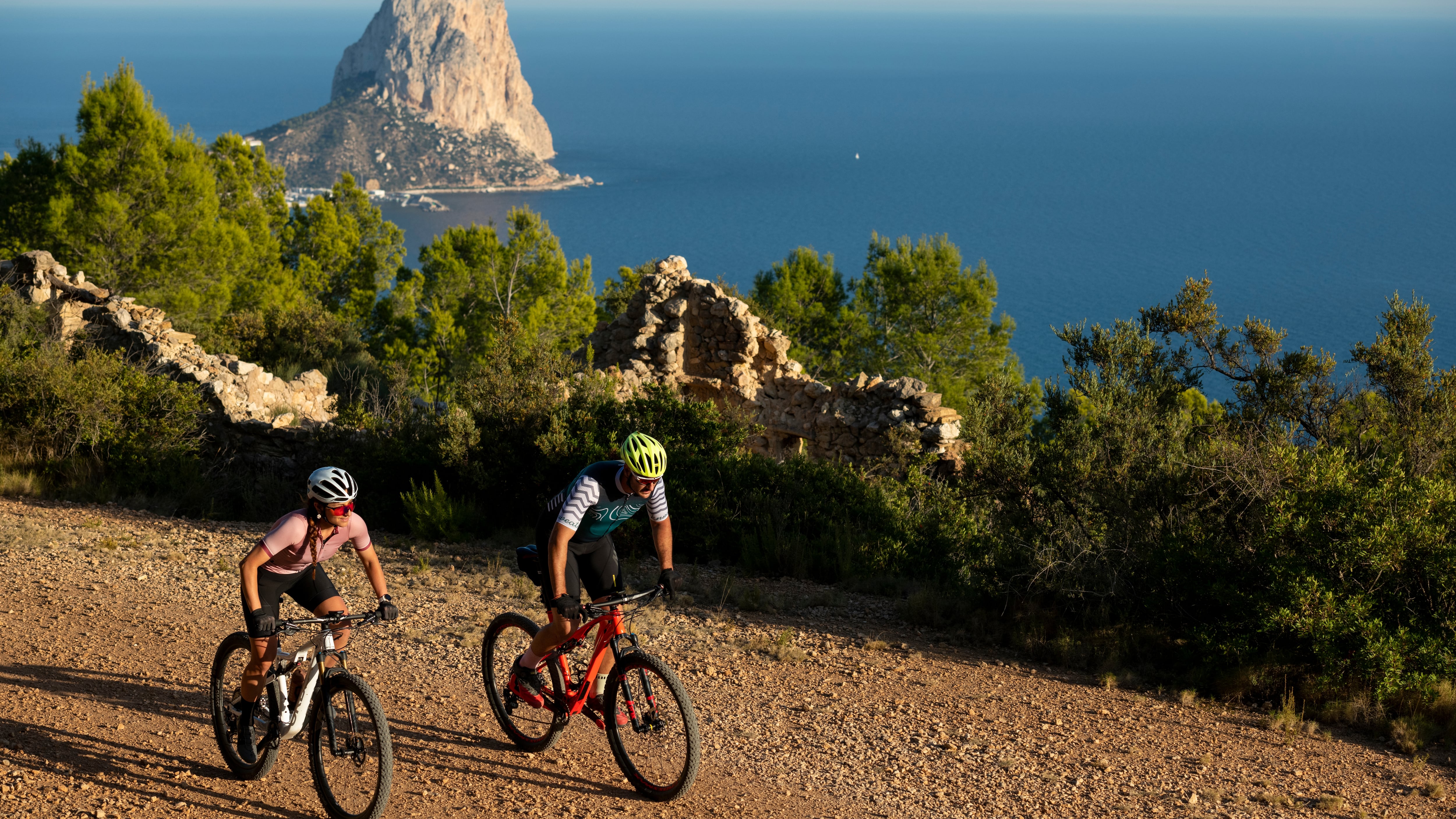 Ciclistas en una ruta por la montaña de Calp