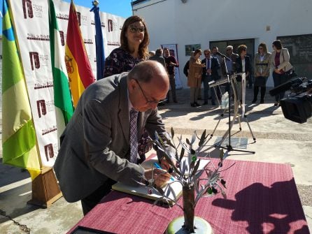 El alcalde de Calaceite, José Maria Salsench firma en el libro de honores del ayuntamiento de Peal de Becerro