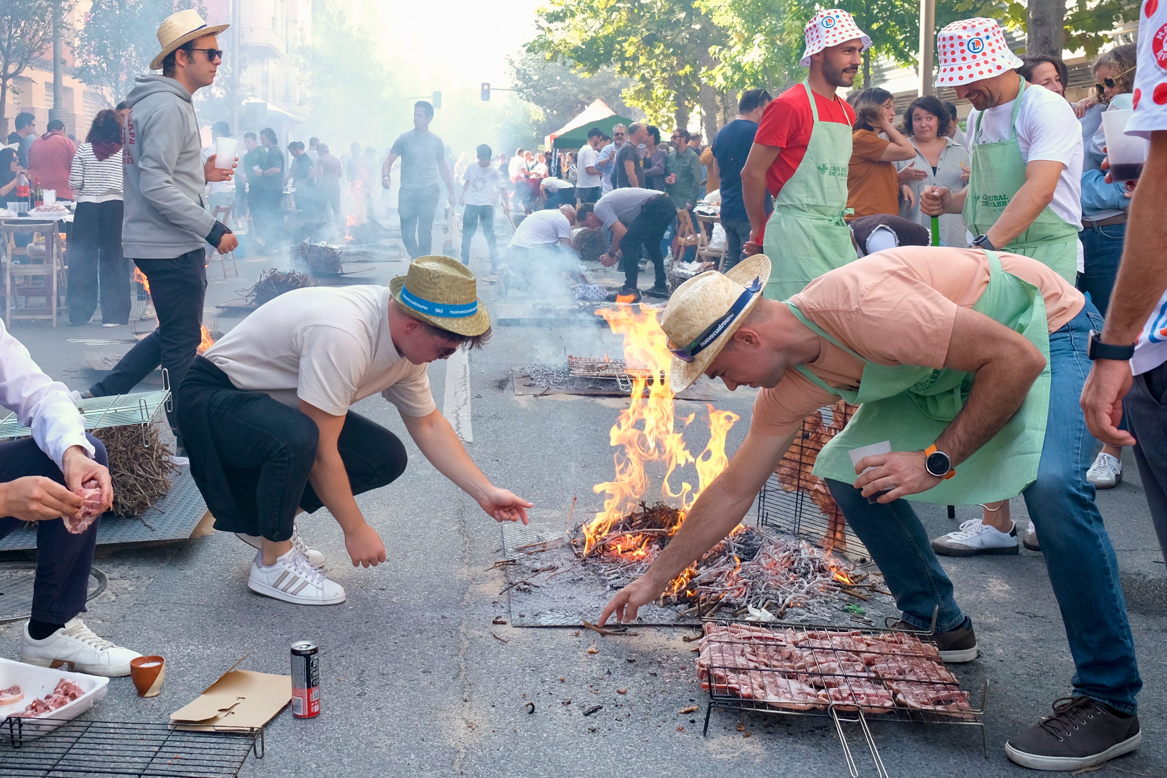LOGROÑO, 27/09/2025.- Las brasas de los sarmientos han avivado este sábado las ganas de disfrute de las 150 cuadrillas reunidas en un ambiente único, en Logroño, en el que no solo se ha podido degustar una de las señas de identidad de la tierra -las chuletillas asadas- y brindar con vino de Rioja, sino también compartir y disfrutar en un verdadero espacio de encuentro. EFE/ Samuel-Alonso