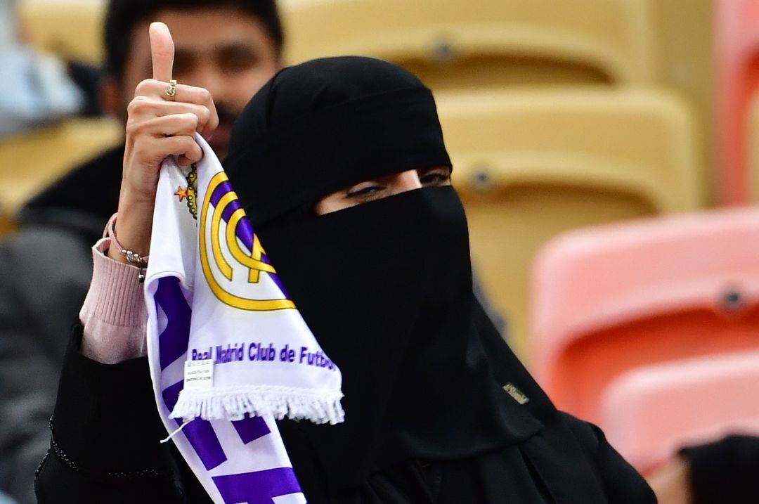 Una aficionada del Real Madrid en Arabia Saudí